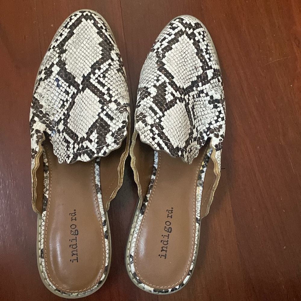 Indigo rd White Embossed Snakeskin Pointed Toe Mule NWT